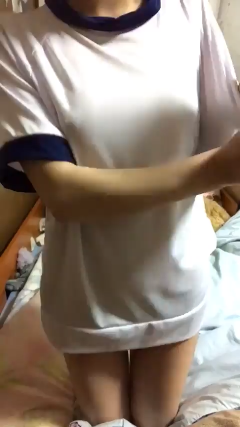 Cởi áo trắng xoa nhẹ nhàng